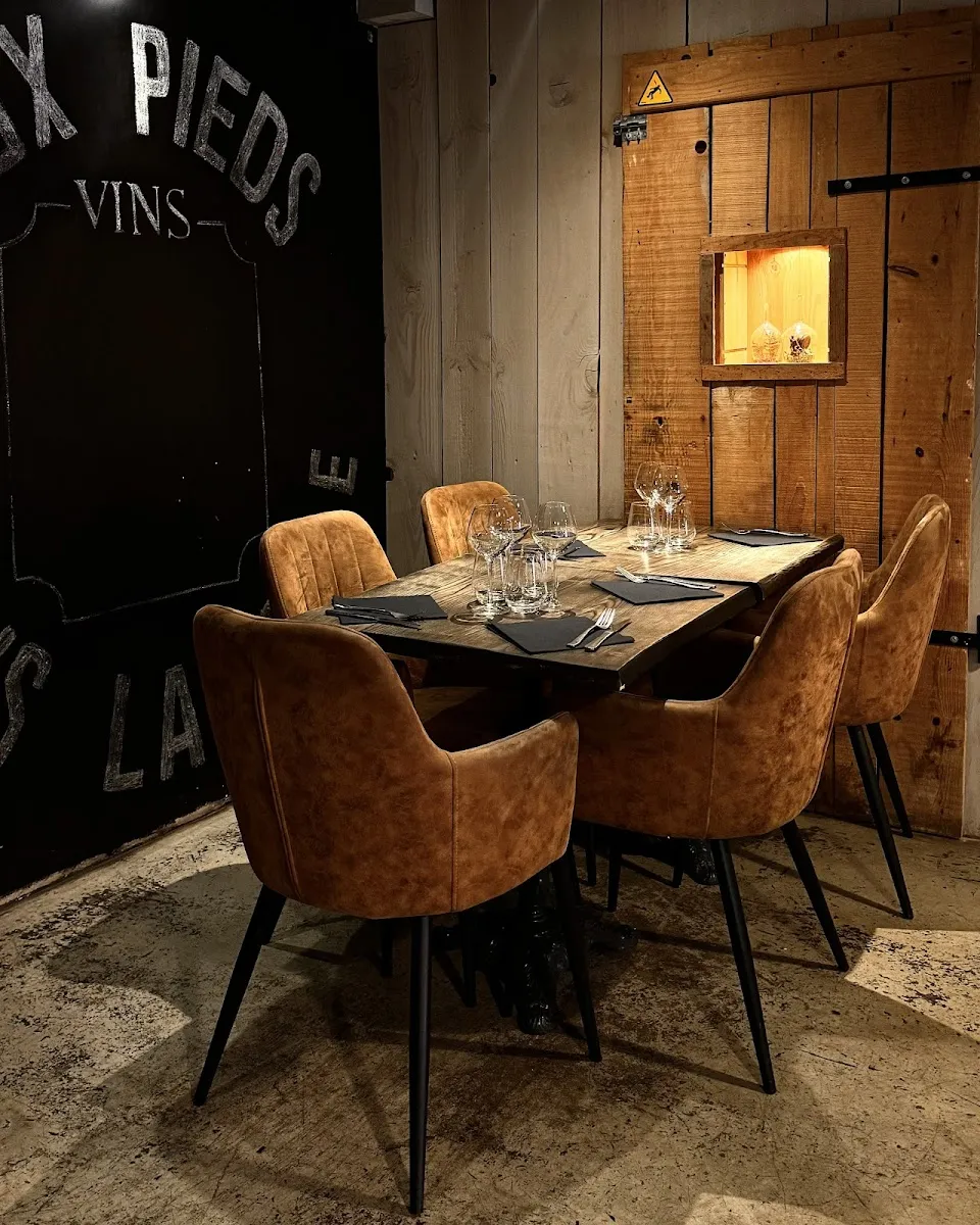 Aux Pieds Sous la Table — photo 1