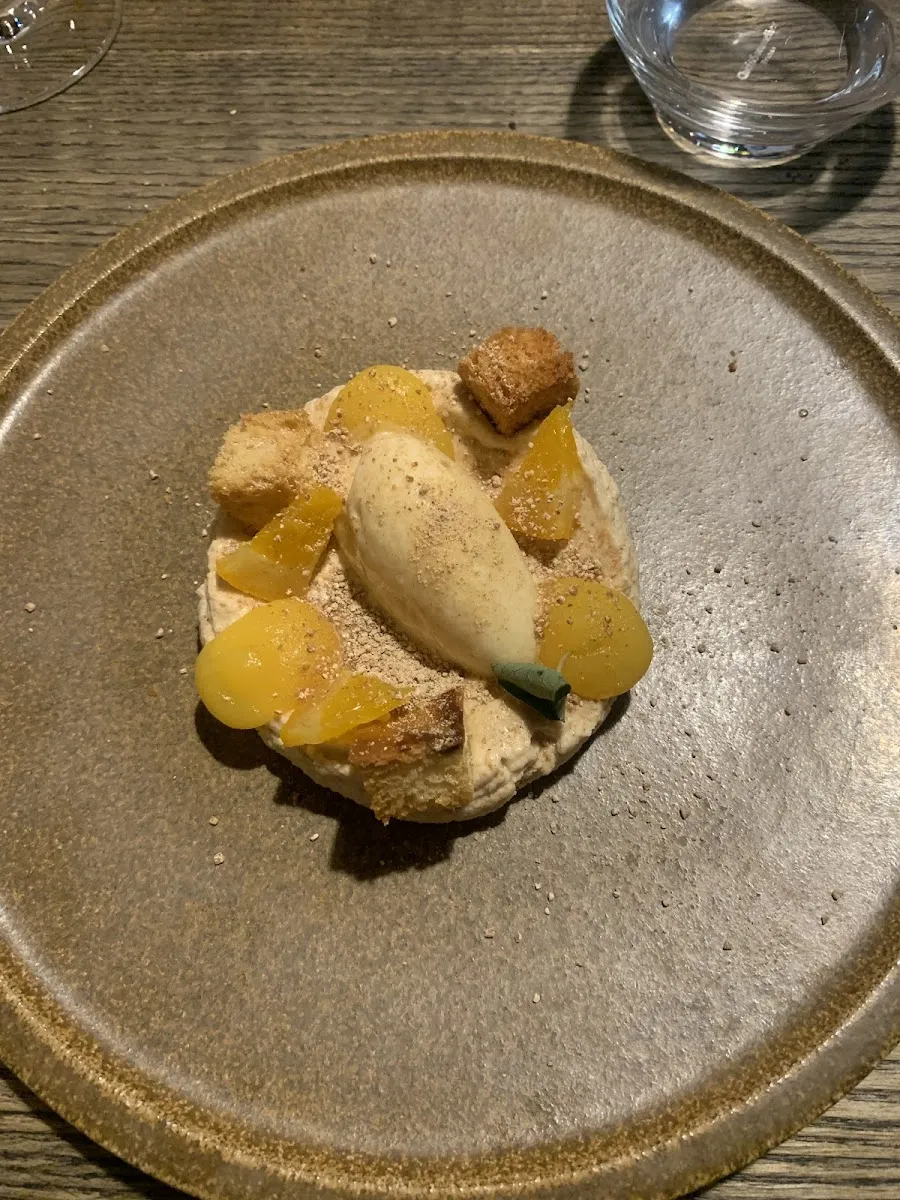 Aux Pieds Sous la Table