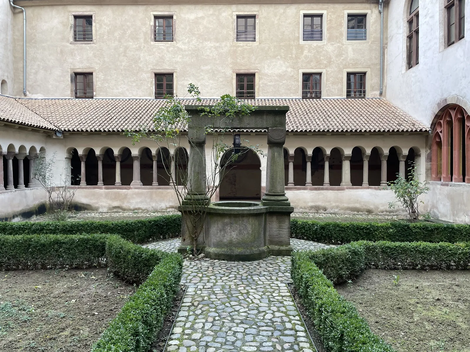 Cloître De L'Église Saint-Pierre-Le-Jeune — photo 1