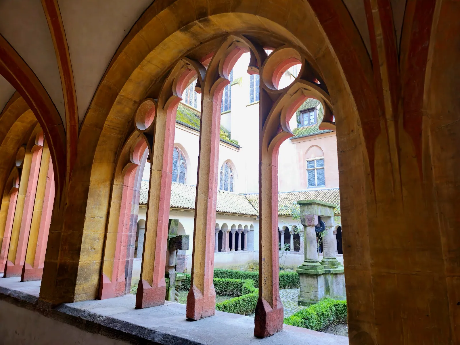 Cloître De L'Église Saint-Pierre-Le-Jeune