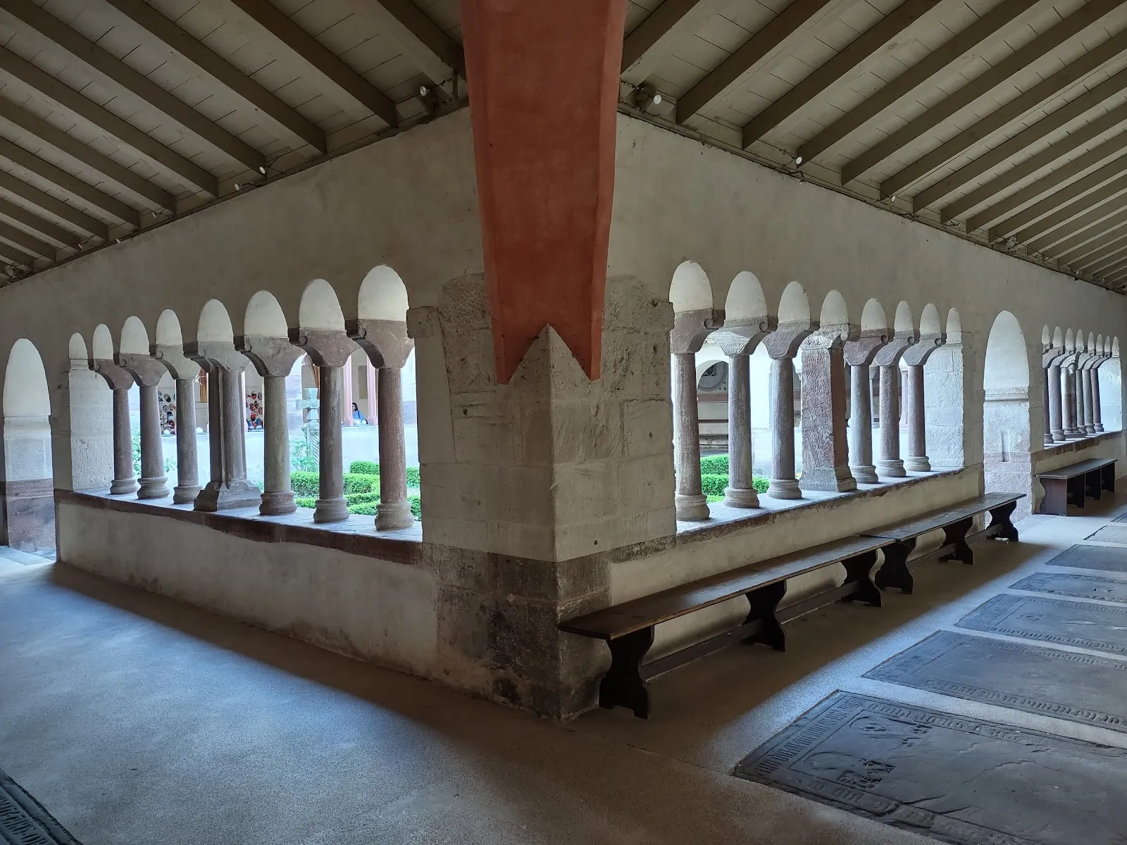 Cloître De L'Église Saint-Pierre-Le-Jeune
