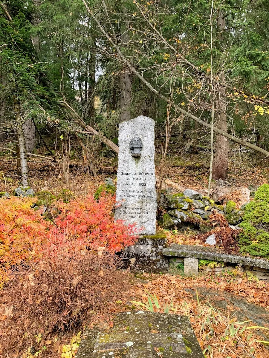 Geneviève Bouvier Memorial — photo 1