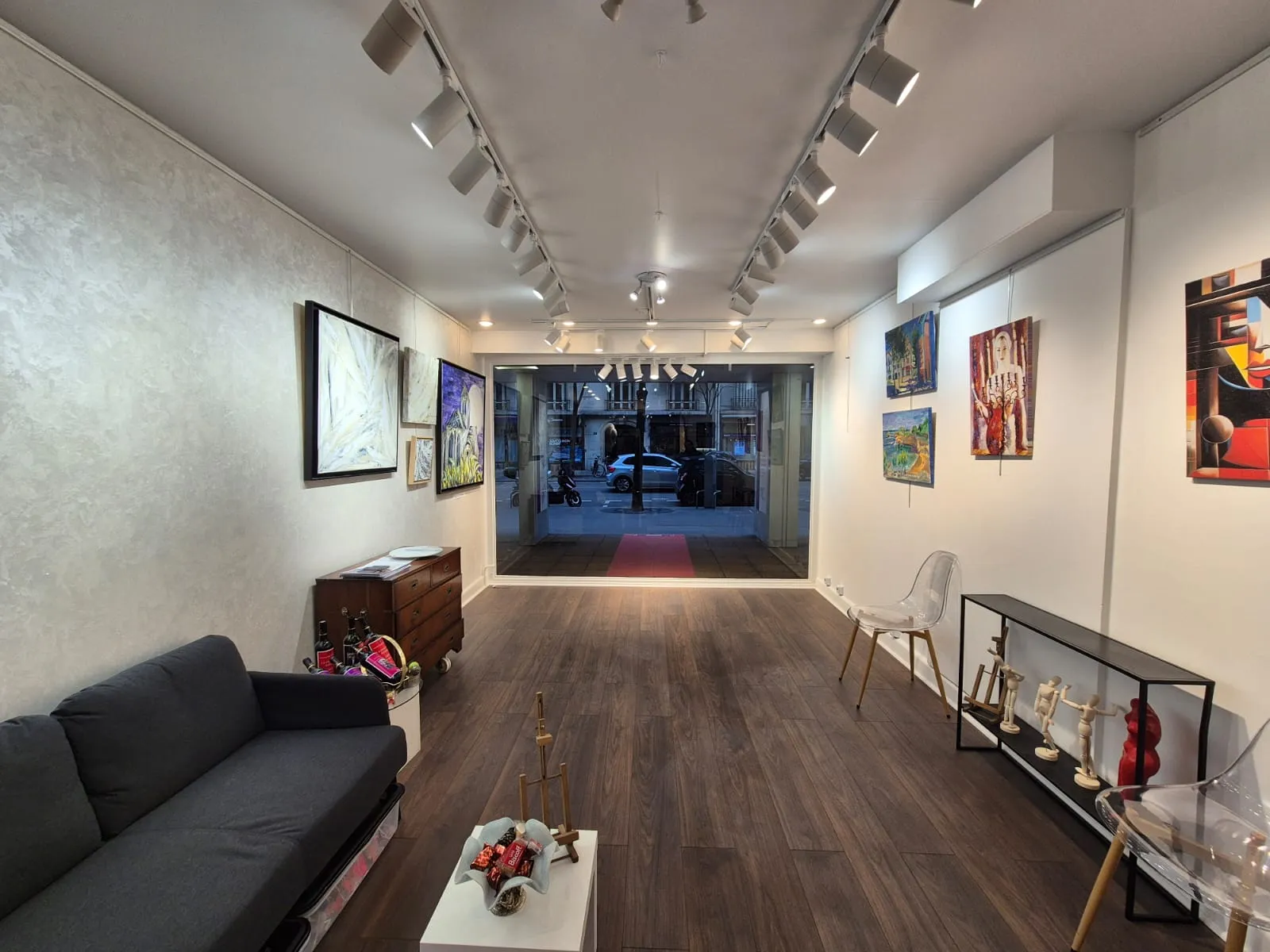 International Art Gallery — photo 1