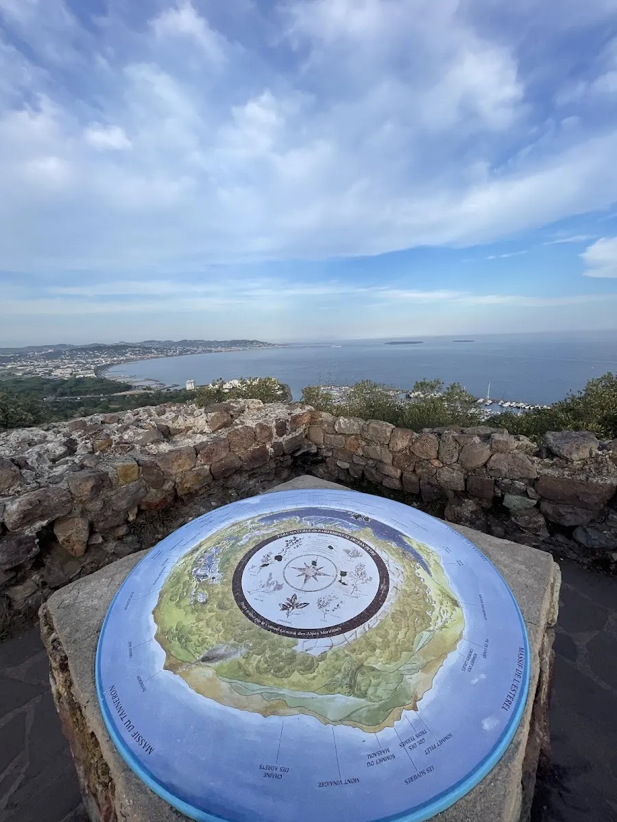 Les Ruines De Château D'Avignonnet
