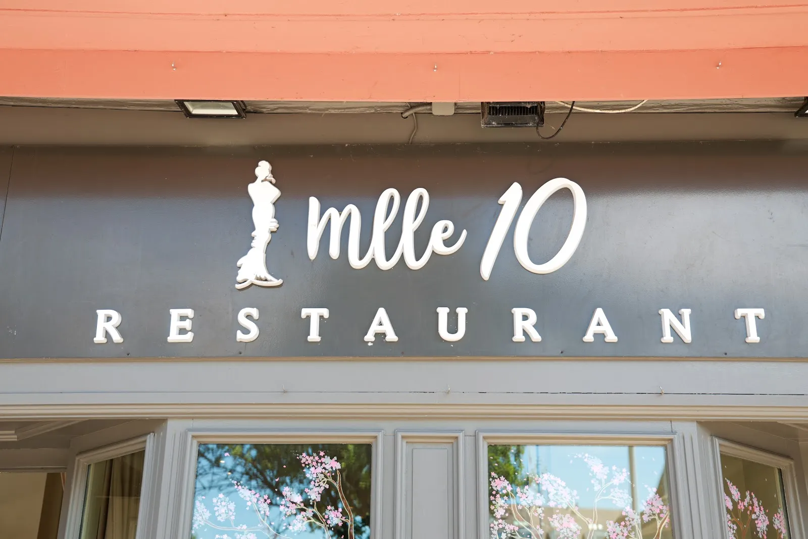 Mademoiselle 10 — photo 1