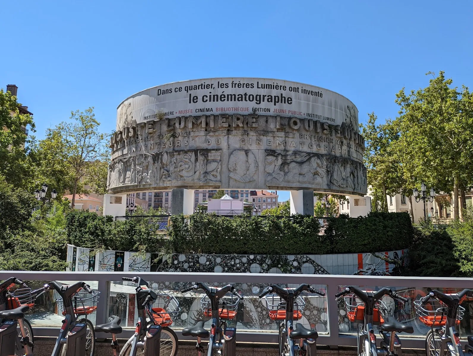Monument Aux Frères Lumière — photo 1