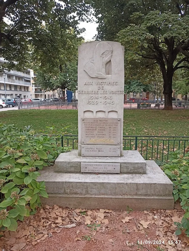Monument Aux Martyrs Du 26 Août 1944