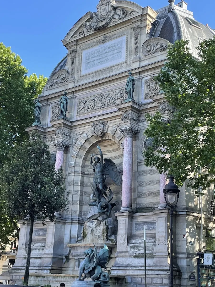 Place Saint-Michel — photo 1