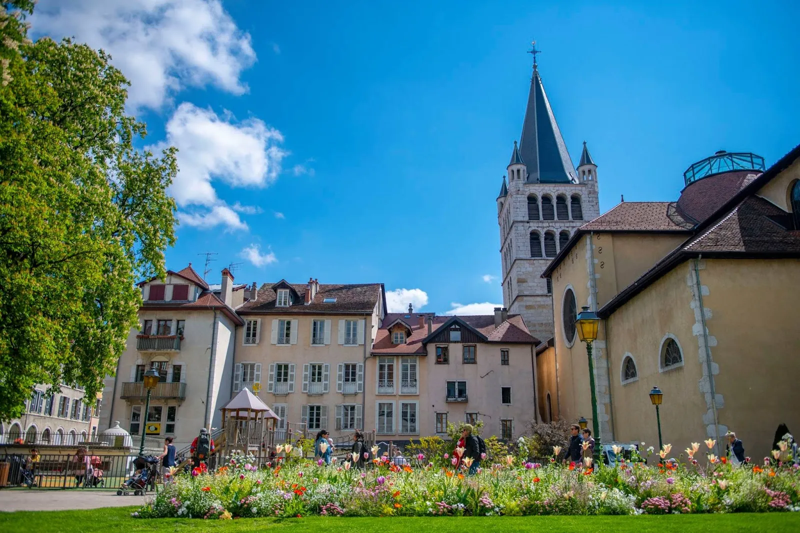 Square Bernard Bosson — photo 1