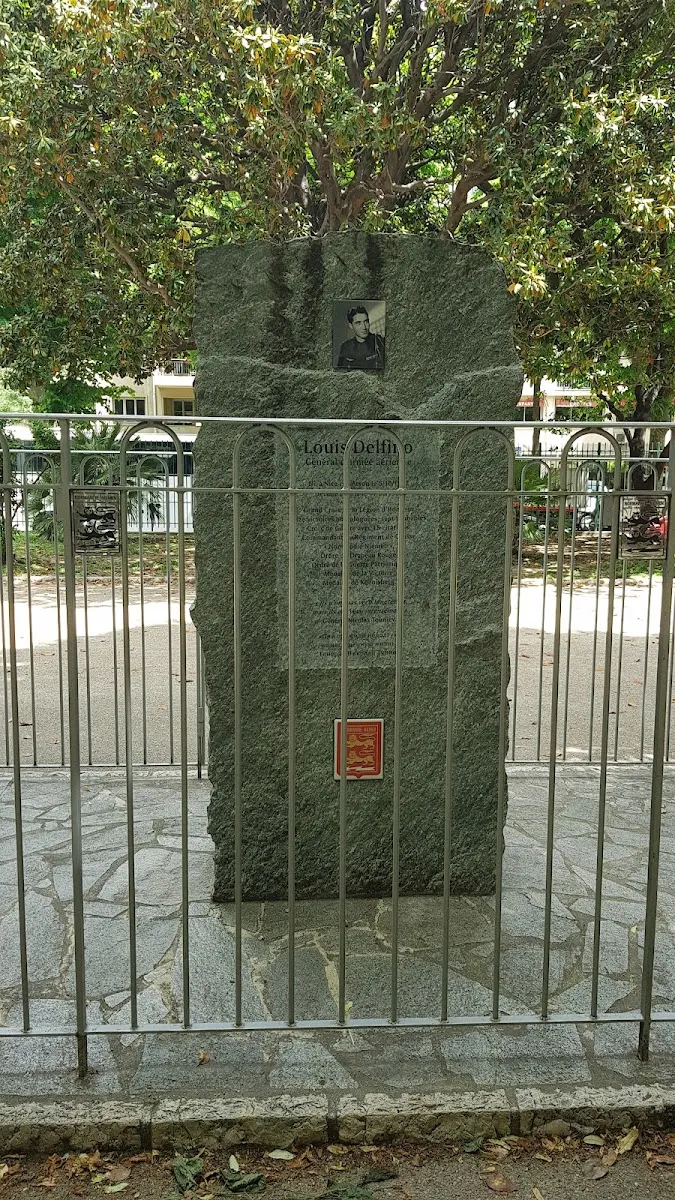 Square De L’Escadrille Normandie-Niemen — photo 1