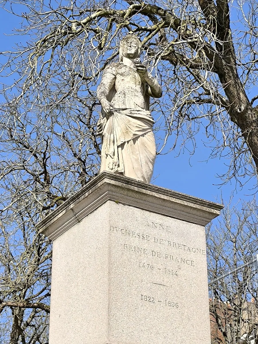 Statue De la Duchesse Anne De Bretagne — photo 1